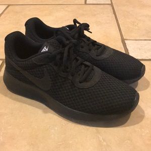 Nike All Black Tanjun Sneakers Men’s 7 Women’s 8.5